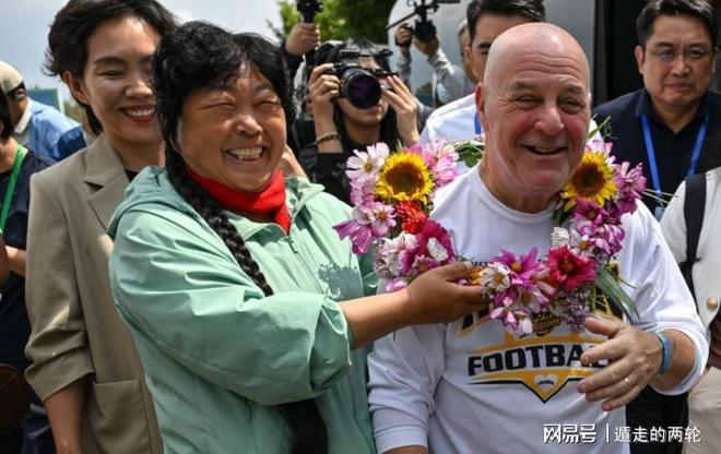 梅西多年前曾晒海报，正是马拉多纳在1986年英阿大战中的照片