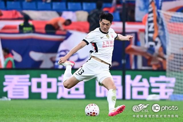 大兴区企业乒乓球邀请赛总决赛 邓亚萍为选手颁奖